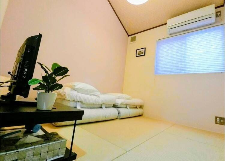 Private rooms include Japanese-style rooms for 1 or 2 people on tatami mats and futons, as well as Western-style rooms.