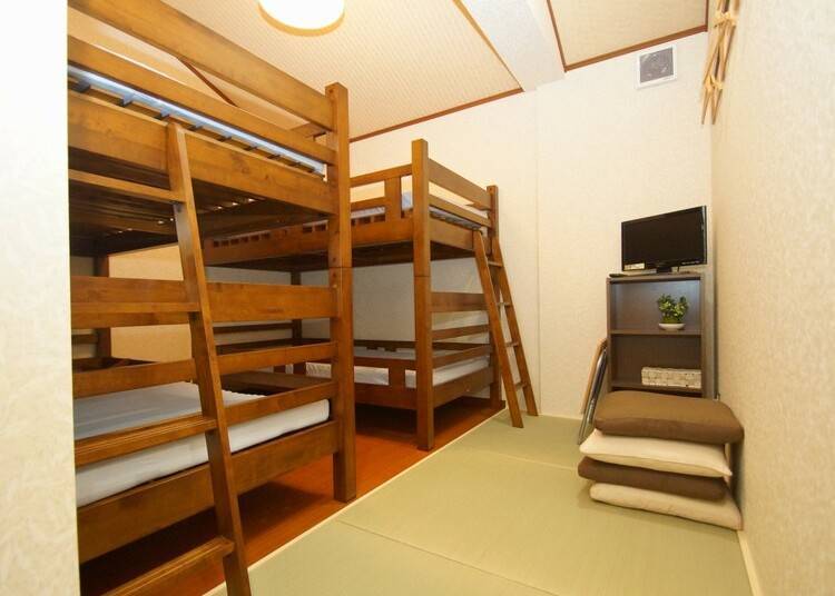 The 6 person dormitory has a Japanese atmosphere