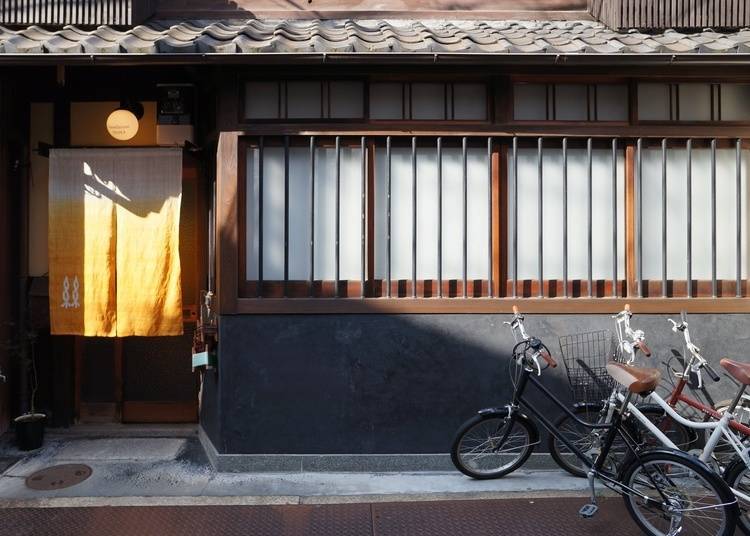 A typical machiya building called unagi no nedoko with a traditional architectural style
