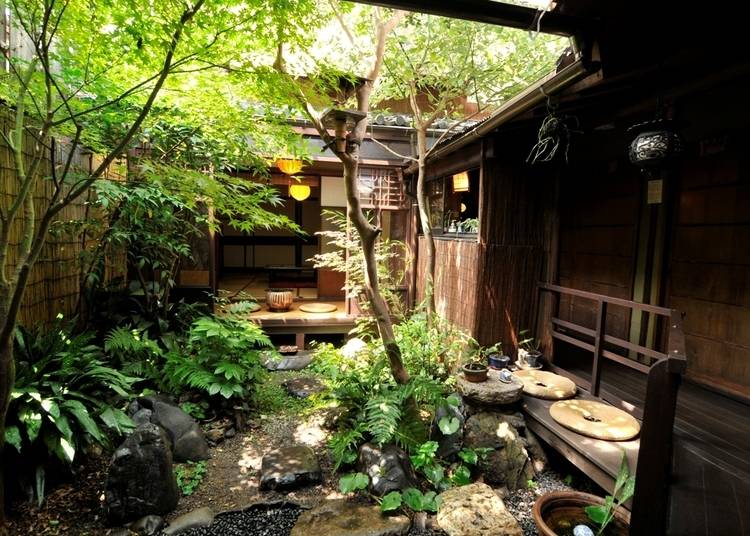 純和風の中庭を愛でながら過ごすひとときは「和楽庵」ならでは