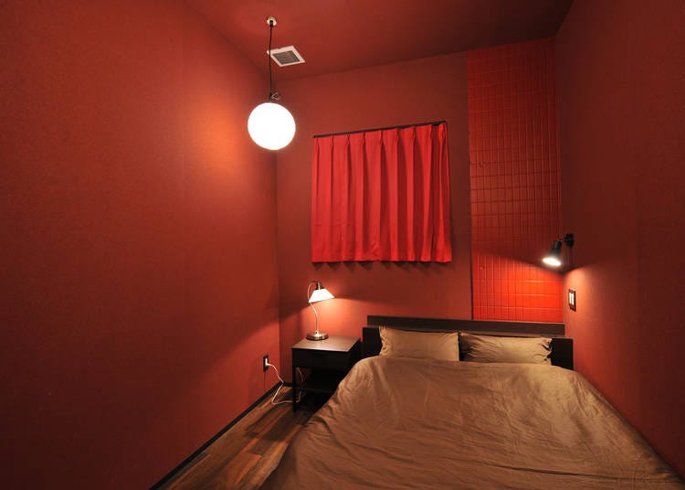 個室は赤い壁が印象的。写真はダブルルーム