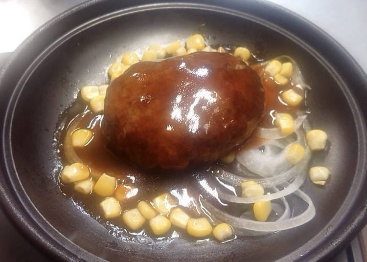 The delicious Halal Hamburger Steak (880 yen, tax not included) is another popular dish!