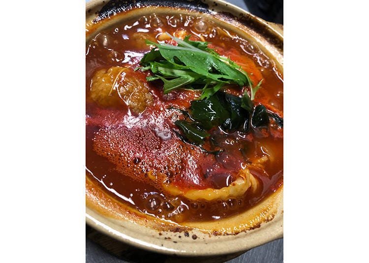 清爽风味的「HALAL番茄锅（ハラールトマト鍋）」980日元(未含税)，很适合搭配烤肉一起开动！