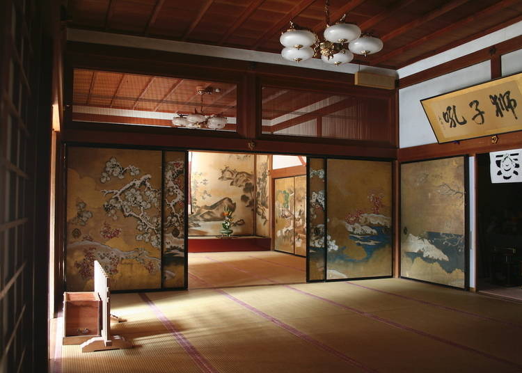 The fusuma are best viewed from the spacious reception hall!