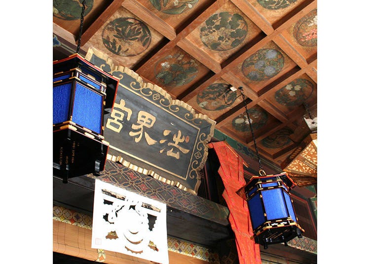 建立250年でも豊かな色彩が残る本堂天井絵