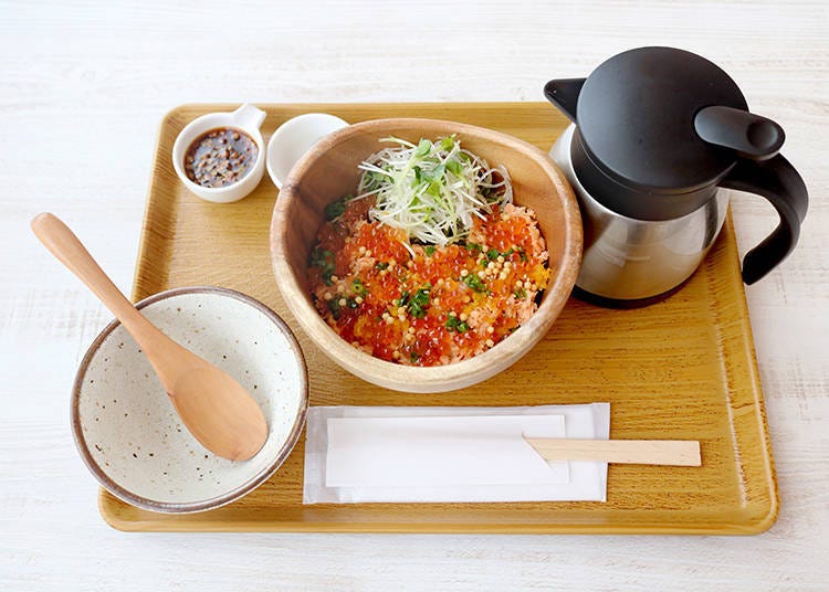The salmon and salmon roe Hokkai rice (890 yen).
