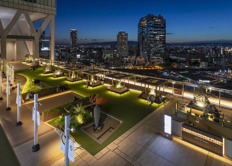 This open space connects to JR Osaka Station via escalator. It's the perfect spot for a break while looking out at the night view