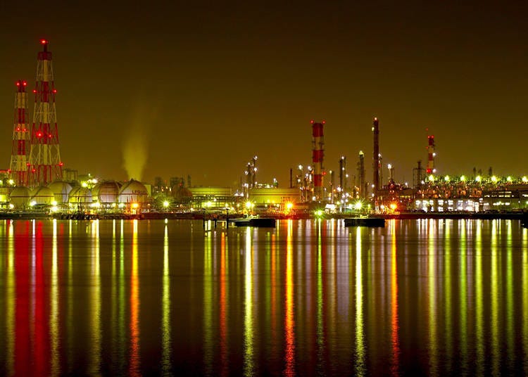 A fantastic view of Hamadera Tomari with the lights reflecting on the sea