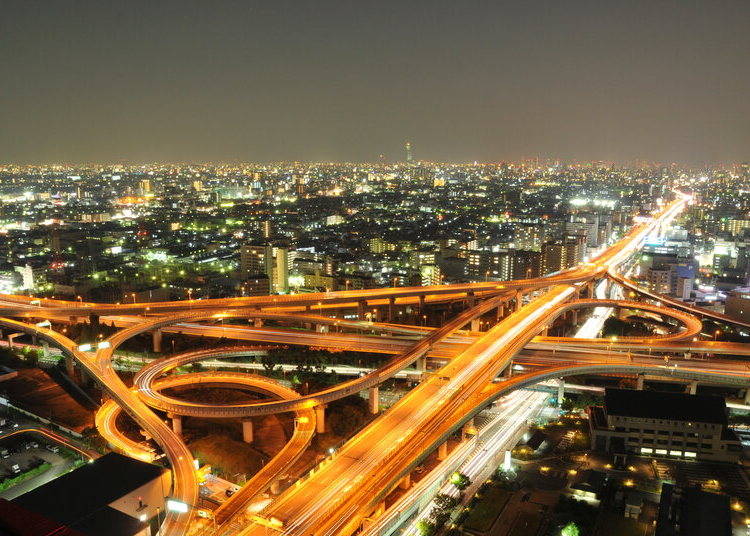 4.未来都市のような夜景が圧巻の「東大阪市役所本庁舎」
