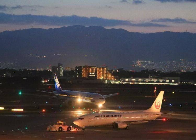 7.「大阪国際空港ターミナルビル」のデッキから楽しむ空港夜景
