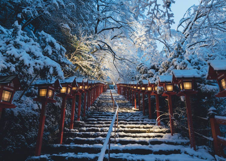 8．雪のライトアップで輝く「貴船神社」
