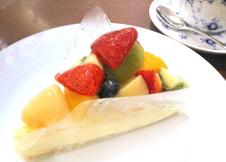 Delicious fruit tarts are also on the menu (561 yen).