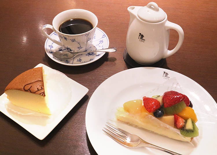 「陸カフェ満喫セット」（ケーキの値段+1,080円）は、チーズケーキとケーキ、両方を味わえる人気メニュー
