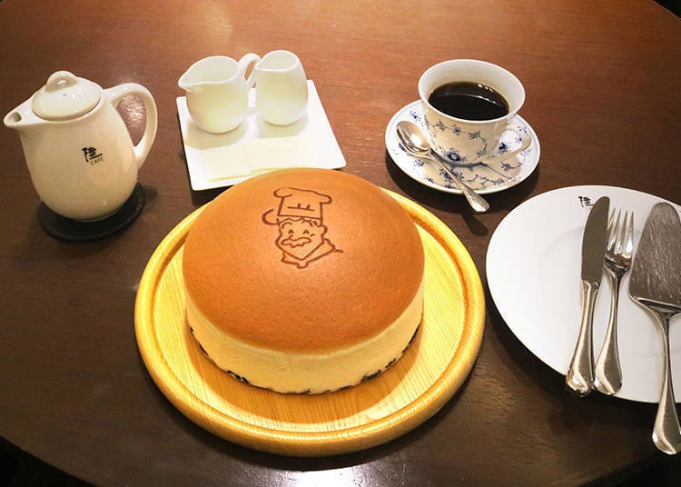 「超‧刚出炉芝士蛋糕组合(超‧焼きたてチーズケーキセット)」(1760日元)。芝士蛋糕 也可以单点(980日元)