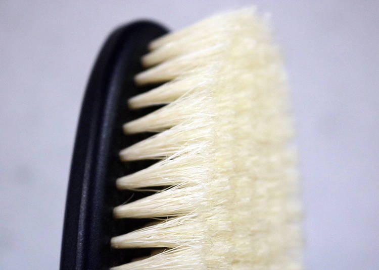 The dense bristles thoroughly remove pollen.