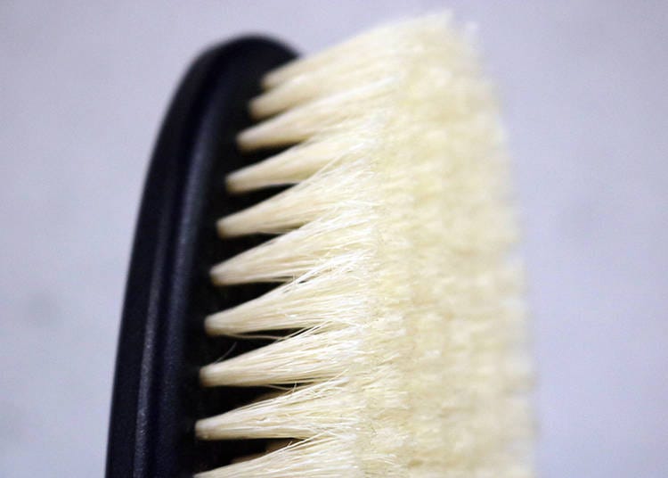 毛刷上的毛很緊密，用毛刷徹底地將花粉往外掃。