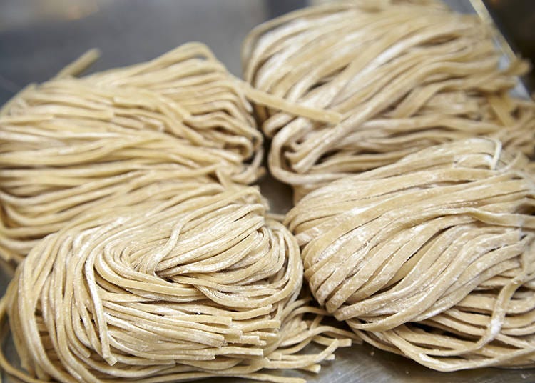 At the shop's noodle-making factory, noodles are made into two different kinds of thickness. Organic whole wheat flour is sent in from the shop's contracted farms. The shop boasts their noodles having a chewy texture.