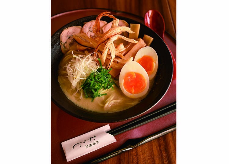 Tori Paitan Ramen (830 yen excluding tax): An exquisite dish representative of Kyoto filled with refined flavors.