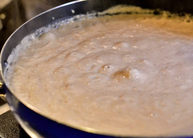 这浓浓稠稠的汤，如果没有经常搅拌的话，就会马上烧焦。