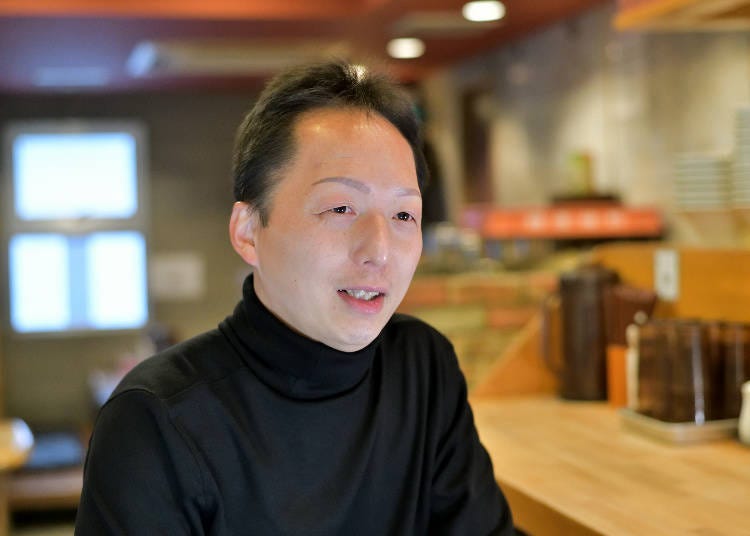 店長佐佐江先生原本是來用餐的客人。被老闆那堅毅的姿態深深吸引，而走上餐飲這條路。