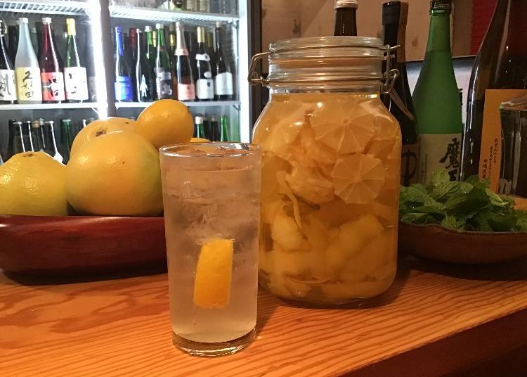 These domestic organic lemons are steeped in homemade liquor to make "Specially-Made Lemon Sour" (650 yen, with tax)