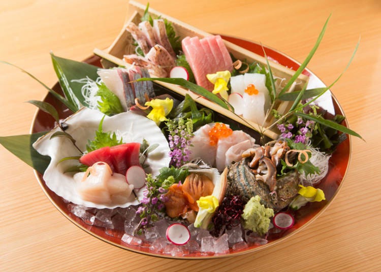 Assortment of sashimi lavishly plated with seafood straight from the port: "Ichirin's Assortment," Serves One, 1,958 yen (Photo shows 8-person serving)