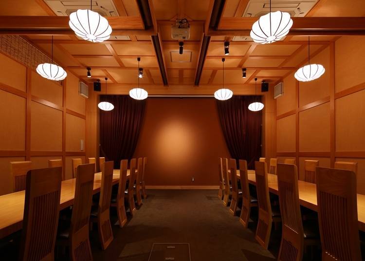 The barrier-free, banquet hall-style koshitsu room is equipped with a projector.