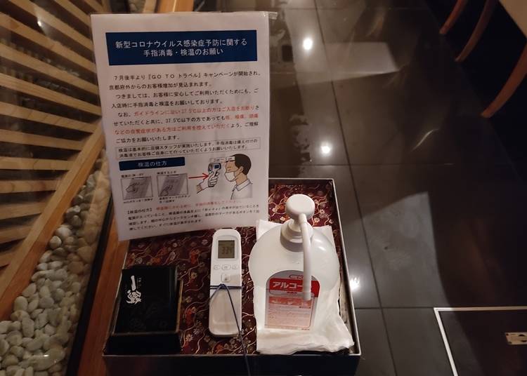 入店時の手指の消毒のほか、検温を実施。席では仕切り板なども設置されています