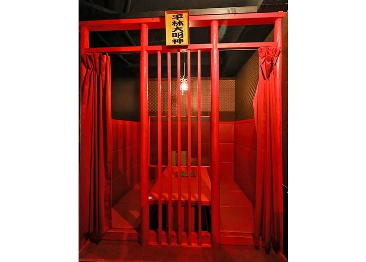 真っ赤な鳥居が京都らしく、外国人にも大人気の掘りごたつ式の個室