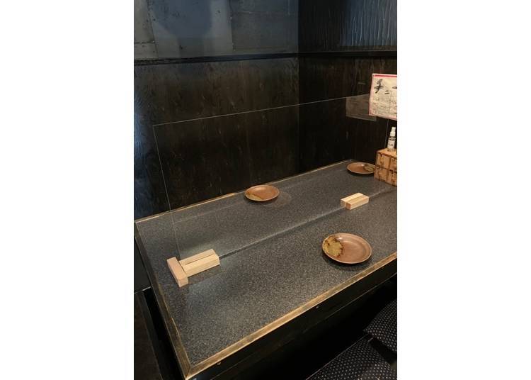 每個桌上都擺有透明壓克力隔板，店內徹底進行消毒、換氣
