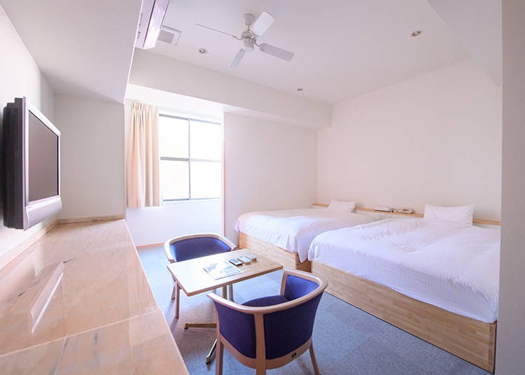 A twin room in its own building, perfect for two to four people. There’s a multipurpose space in front of the guest room too.