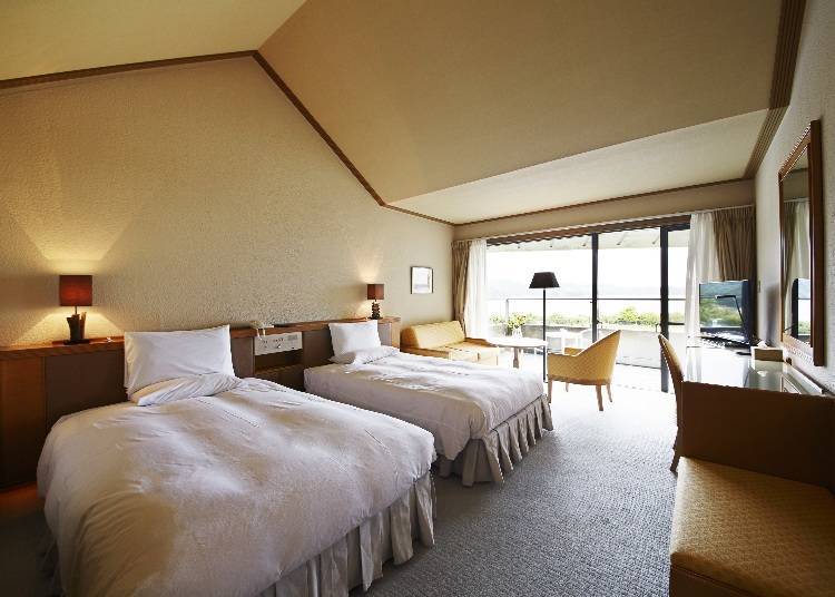 使用天然木材的柔和照明設備，讓人格外放鬆的「高級雙床房」