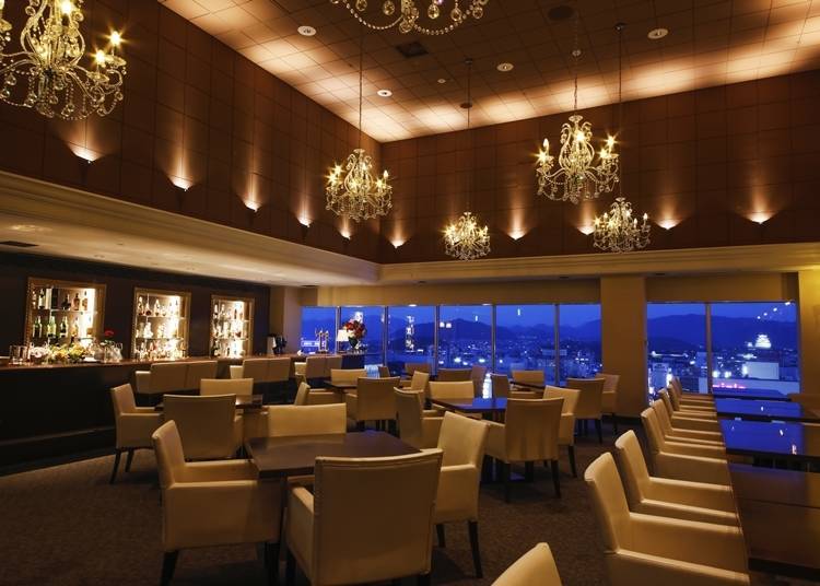 Vol de Nuit offers a nightscape as well as a sweeping view of Himeji Castle from its large window.