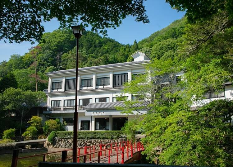 This historical, charming inn is the oldest hot spring inn at Shiota Onsen.