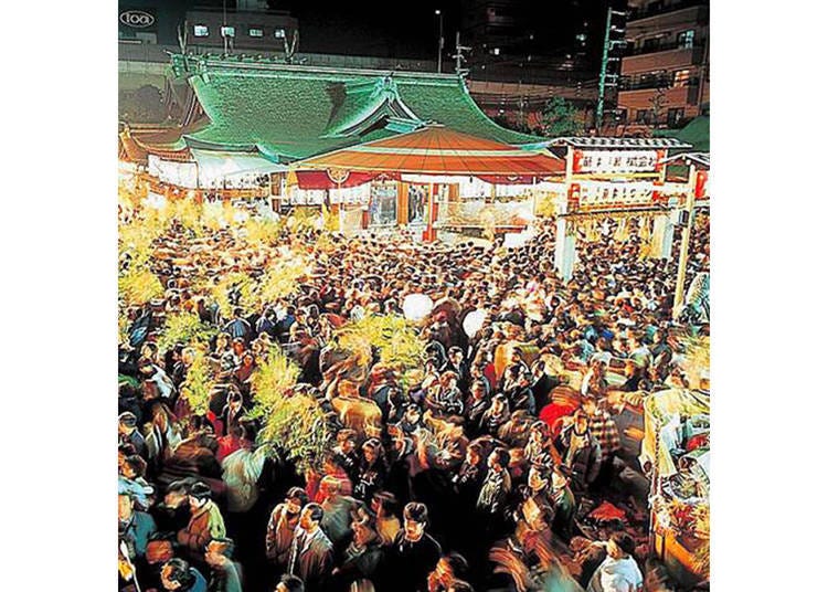 Toka-Ebisu is crowded with visitors coming to get Fukuzasa, receive blessings from shrine maidens, and to dedicate lucky amulets