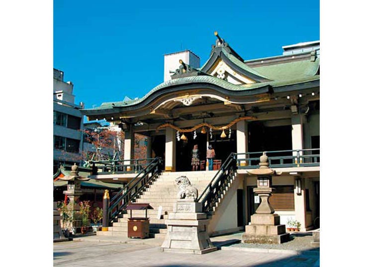 The deep green shrine located on Midosuji Street in the middle of the city