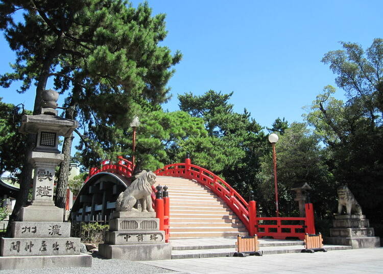 「太鼓橋(たいこばし)」とも呼ばれる、神池にかかる住吉の象徴として名高い「反橋(そりはし)」