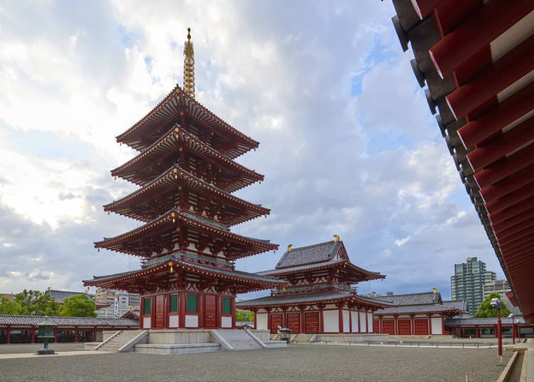 南北一直線上に中門・五重塔・金堂・講堂が並ぶ「四天王寺式」の伽藍(がらん)