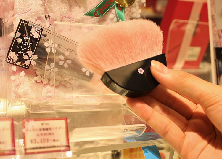 "Fan-shaped Powder Brush", which costs 3,410 yen, an excellent product that can be used for lymphatic massages too!