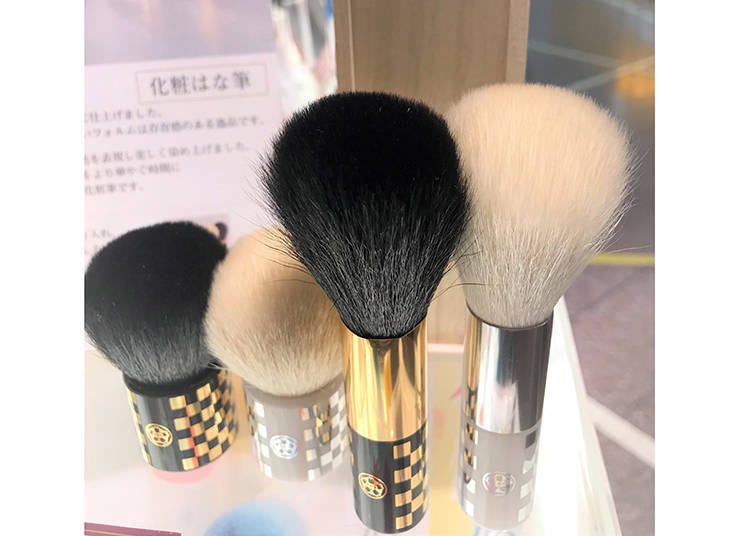 左/化妆笔sui KOROKO：7700日元、右/化妆笔sui FACE BRUSH：6600日元