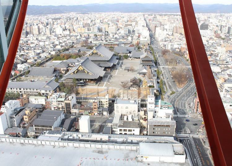 從京都塔展望台可以清楚看見京都車站及東本願寺