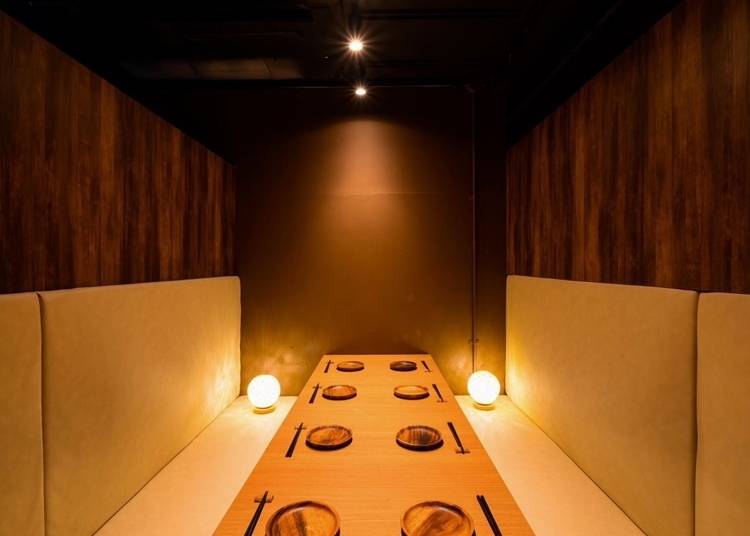 8人まで利用できる個室は、スタイリッシュな雰囲気で、さまざまなシーンに対応できそう。