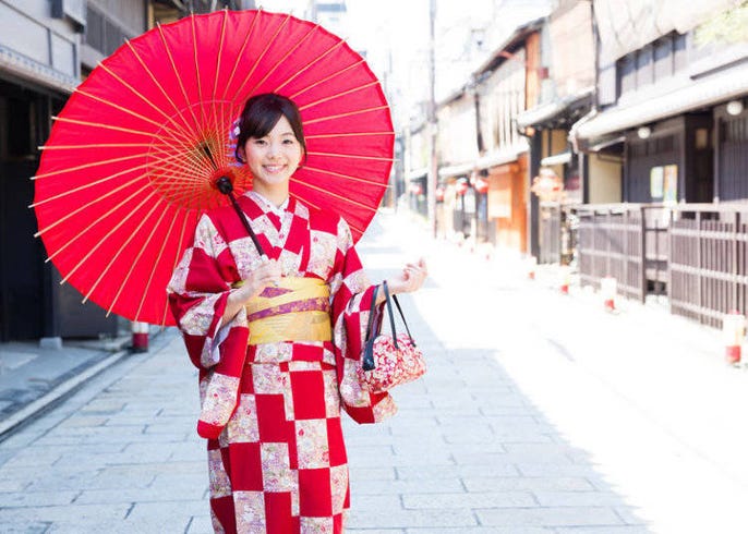 Mujer Japonesa En Un Kimono Tradicional Vestimenta En Kyoto, Japón ...
