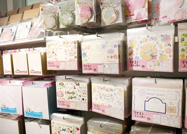 Even at the shikishi corner, there are many items with cherry blossom designs