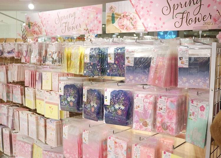 Find a selection of splendid, spring-themed gift bags.