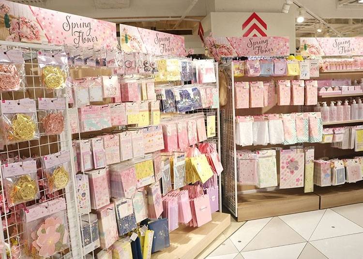DAISO大創大阪梅田店，地下二樓入口處的春季最新相關商品