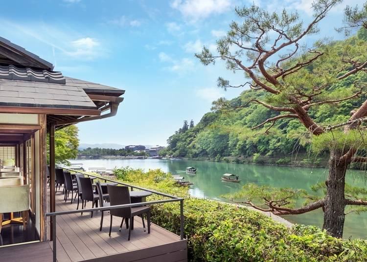 Saryō Hassui is a tea room with amazing views of the Hozu River and Arashiyama when Kyoto cherry blossoms are in full bloom!