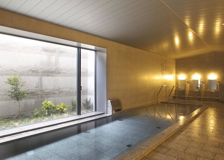 You can melt away the fatigue of travel at the spacious communal bath.