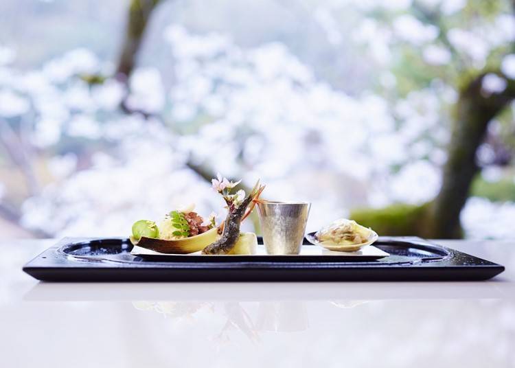 The hotel's delicious seasonal Kyoto kaiseki dinner course "Gomijizai" costs 20,000 yen per person