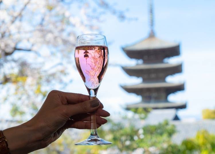 Raise a toast with champagne while gazing at the Yasaka Pagoda.